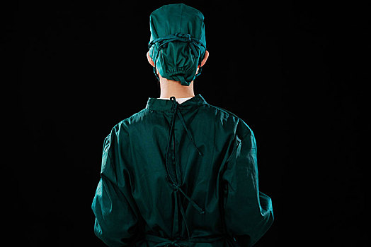 一位年轻女外科医生戴手术帽,背面视角