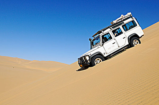 路虎,防卫,越野车辆,驾驶,巨大,沙丘,纳米比诺克陆夫国家公园,纳米布沙漠,纳米比亚,非洲