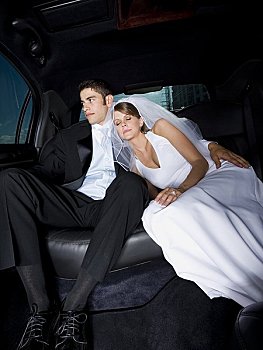 新婚夫妇,坐,汽车