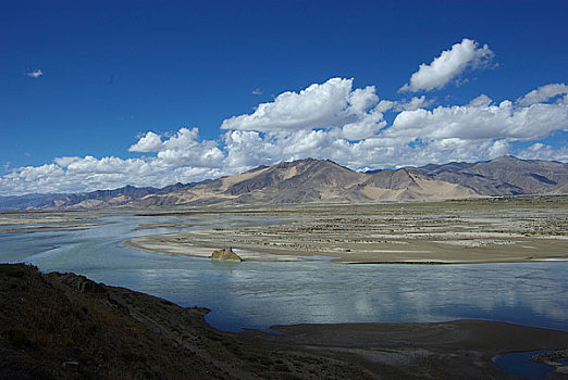 西藏羊湖后风光