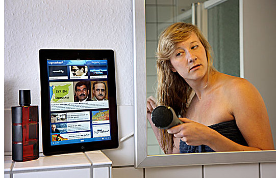 年轻,女人,浴室,早晨,吹干,毛发,读,消息,平板电脑,无线,互联网,进入