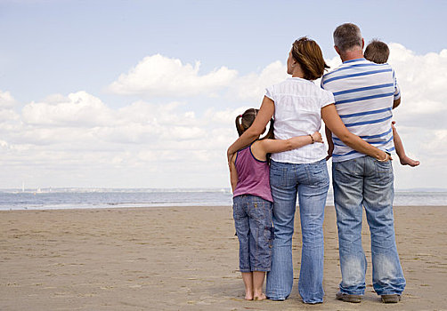 背影,年轻家庭,海滩
