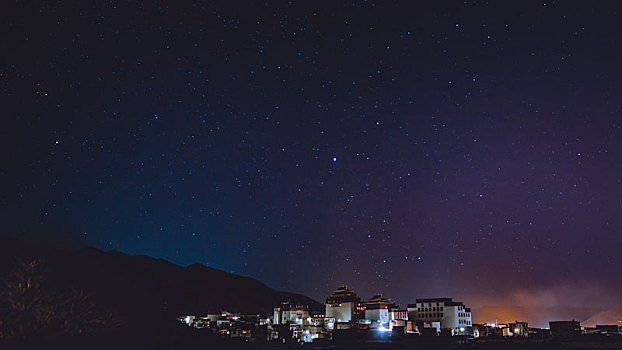 香格里拉松赞林寺夜景