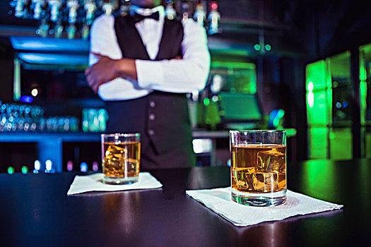 两个,玻璃杯,威士忌,吧台,酒保,站立,背景