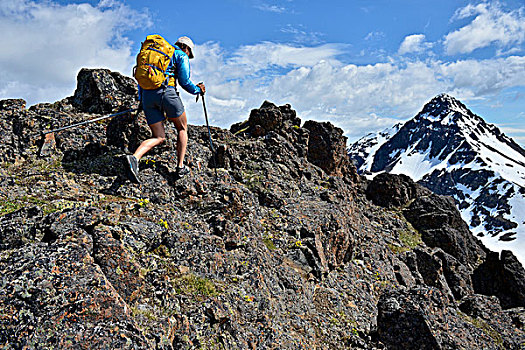 女性,登山,攀登,上坡,后视图,楚加奇州立公园,安克里奇,阿拉斯加,美国