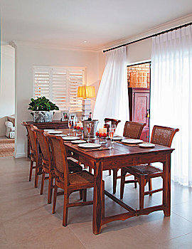 餐桌,相配,椅子,红色,木头,靠近,窗户,齐地,半透明,帘