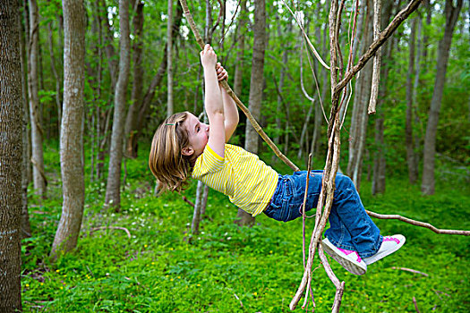 孩子,女孩,玩,悬挂,攀登,藤蔓植物,丛林,树林,公园,户外