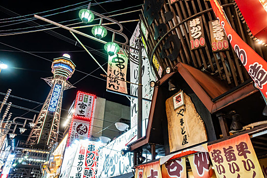 日本大阪的通天阁塔夜景