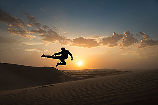 男人,跳跃,半空,格拉密斯,沙丘,加利福尼亚,美国