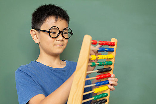 男孩,学习,数学,算盘,绿色,黑板,教室