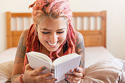 美女,粉色,长发绺,躺着,床,读,书本