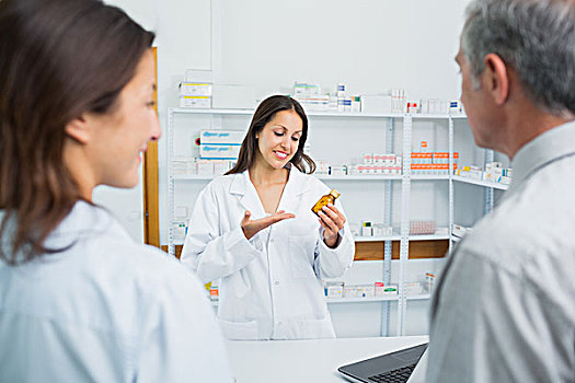 女性,药剂师,看,瓶子,药丸,后面,台案,制药