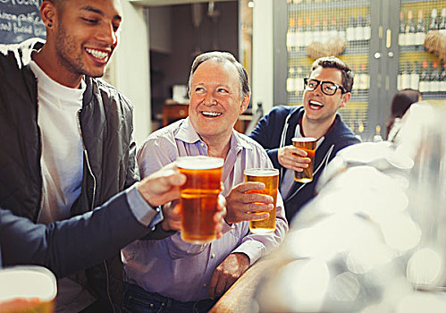 微笑,男人,朋友,祝酒,啤酒杯,酒吧