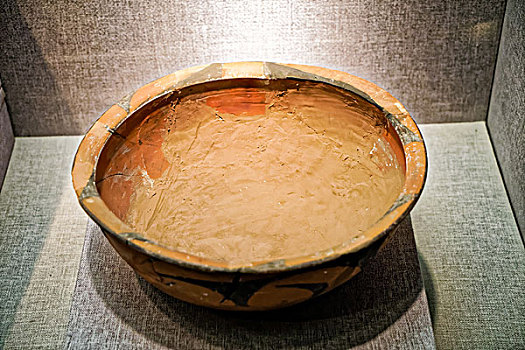 古代彩陶盆