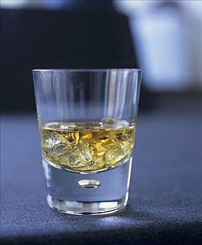 玻璃杯,威士忌酒,冰