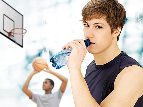 男青年,拿着,水瓶,正面,篮球,体育馆