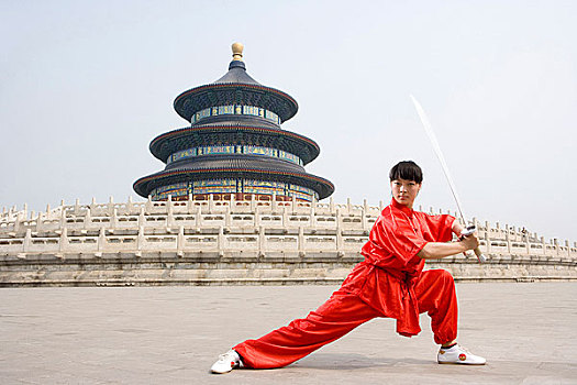 中国武术--一名女武术运动员在天坛祈年殿前练刀法