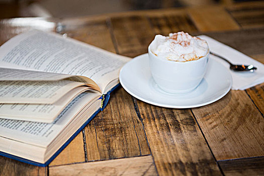 咖啡杯,翻书,桌上,自助餐厅,特写