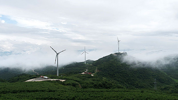 迷雾中的风力发电站