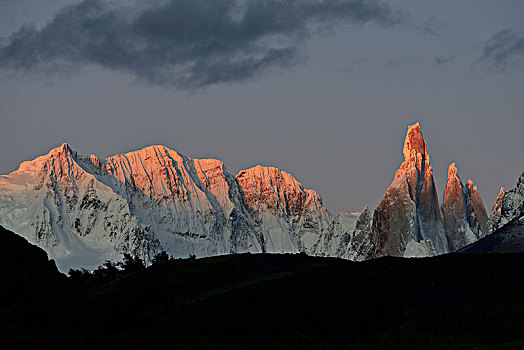 积雪,山丘,日出,洛斯格拉希亚雷斯国家公园,圣克鲁斯省,阿根廷,南美
