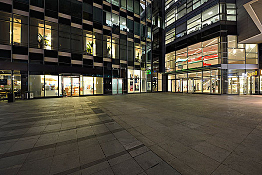 现代商务大楼夜景