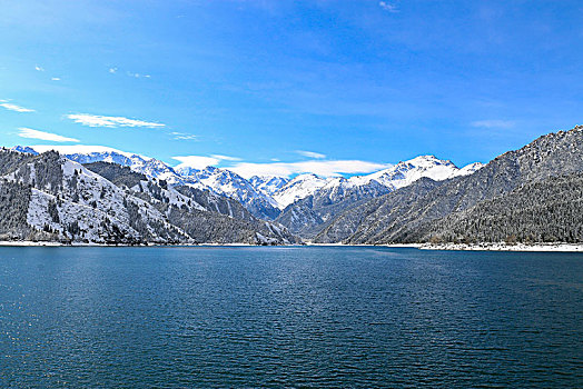雪山湖泊