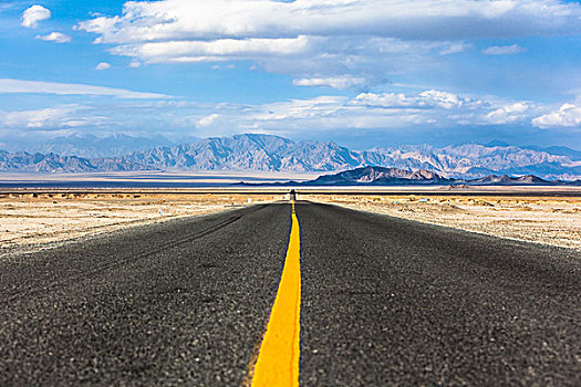 中国西部荒野道路