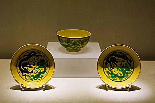 北京故宫博物院展出的花瓶和龙纹盘