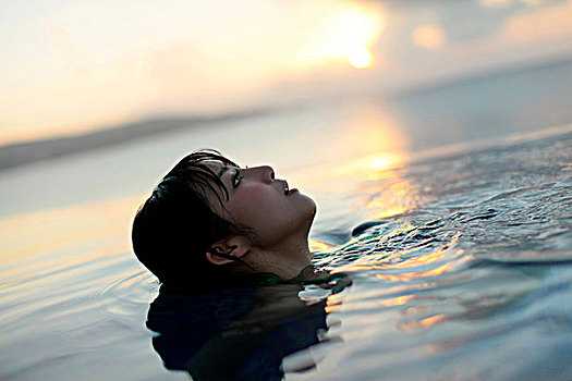 年轻,亚洲女性,放松,水中
