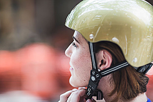 特写,中年,女人,骑车,紧固,自行车头盔