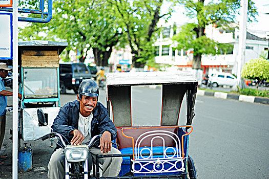 indonesia,sumatra,banda,aceh,cycle,rickshaw,driver,smiling