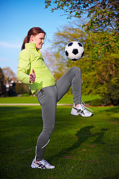 女青年,玩,足球,公园