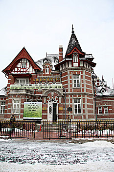 这是一座俄国19世纪中叶以后常见的古典建筑,辽宁大连