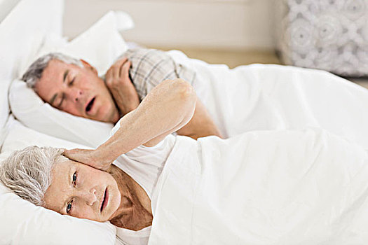 醒,老年,女人,床上,遮盖,耳,丈夫