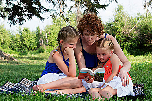 母亲,书本,女儿,公园,石头,朴素,艾伯塔省,加拿大