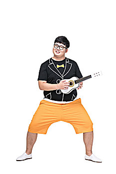 弹吉他的肥胖青年男子