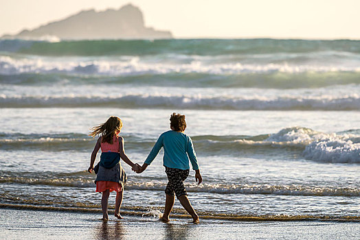 两个孩子,握手,玩,海中,海滩,康沃尔