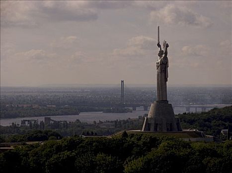 乌克兰,基辅,母兽,纪念,纪念建筑,树,建筑,风景,城市,河,桥,蓝天,云,2004年