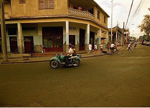 人,走,街上,伴侣,摩托车,哈瓦那,古巴