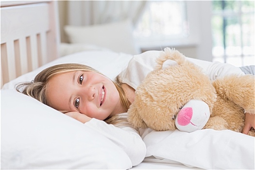 小女孩,卧,床,拿着,泰迪熊