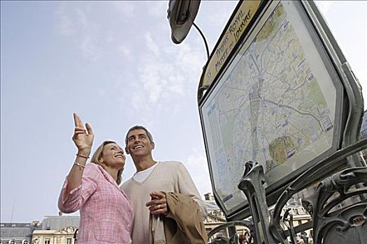 伴侣,看,地铁,地图,巴黎,法国