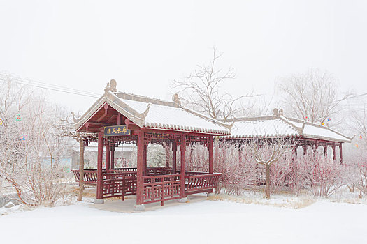 风雪中的古长廊