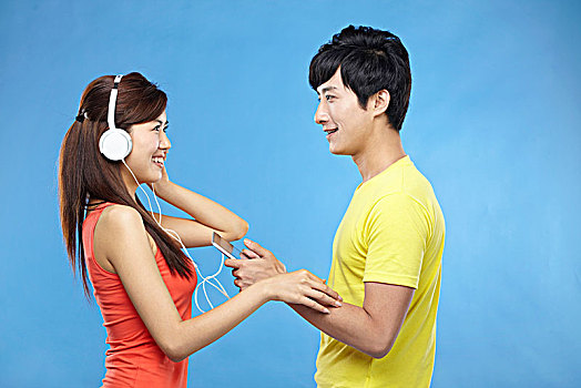 亚洲青年情侣使用电脑娱乐