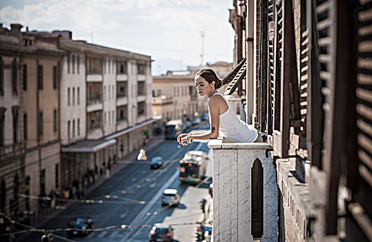 美女,看,俯视,露台,街道,萨丁尼亚,意大利