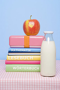 奶瓶,苹果,一堆,书本