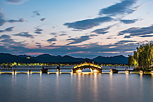 杭州西湖涌金桥夜景
