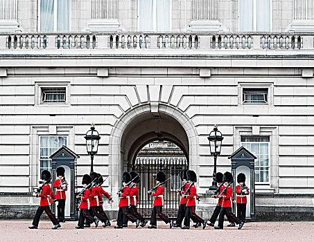 卫兵,皇家卫兵,熊皮,帽,换岗,传统,变化,白金汉宫,伦敦,英格兰,英国