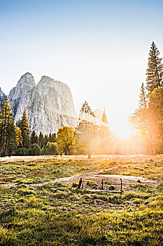 草地,岩石构造,日落,优胜美地国家公园,加利福尼亚,美国