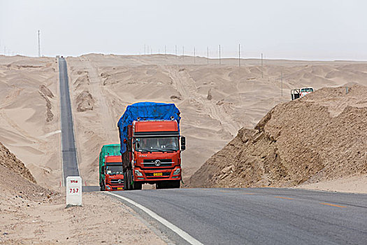 中国西部荒野道路