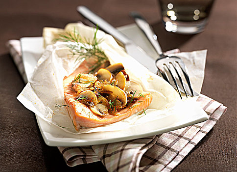鲑鱼,蘑菇,时萝,油包纸